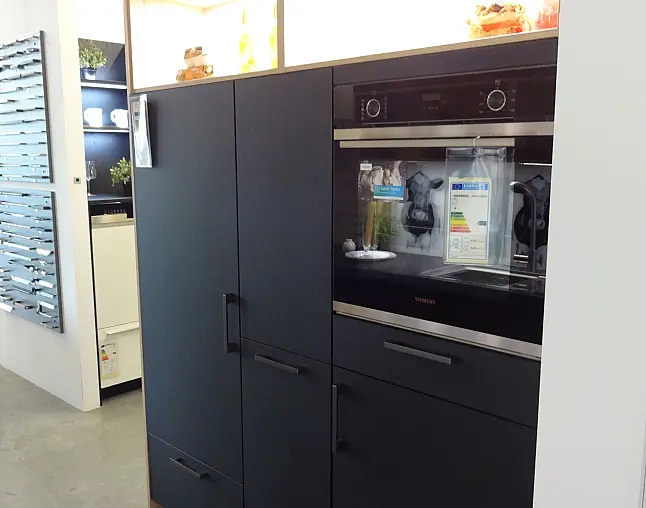 Moderne Küchenzeile mit schwarzen Fronten und eingebautem Siemens Backofen.