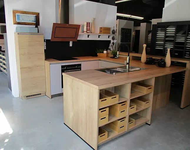 Moderne Küche mit Holzinsel, integriertem Spülbecken, Regalen und hellgrauen Schränken.
