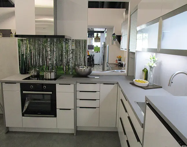 Moderne Küche mit weißen Schränken, grauer Arbeitsplatte und Birkenwald-Rückwand.