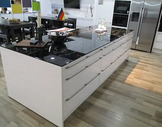 Moderne Kücheninsel mit schwarzer Marmorarbeitsplatte und weißen Schrankfronten.
